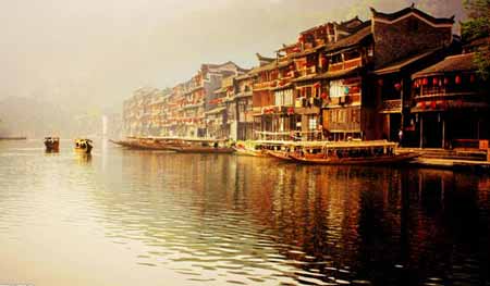 張家界國家森林公園、袁家界、天子山、大峽谷、玻璃橋、鳳凰古城兩晚三日游